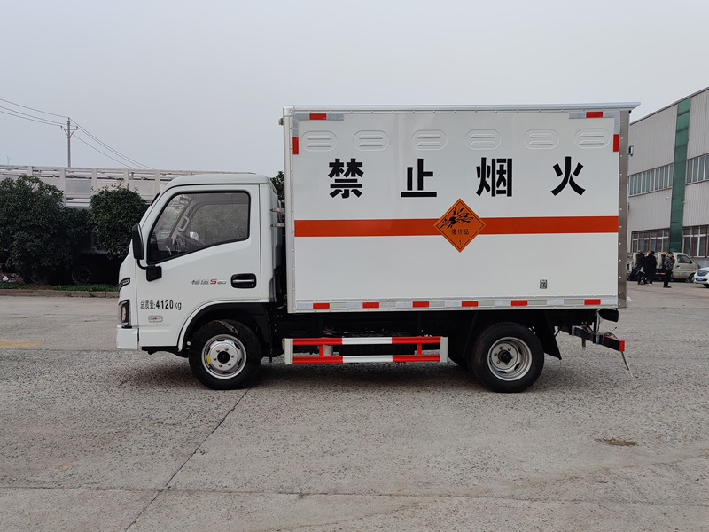 躍進(jìn)（柴油）易燃液體廂式運(yùn)輸車(chē)