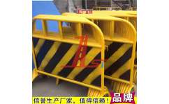 市政鐵馬 烤漆黃黑相間可印文字施工圍檔的特點(diǎn)與應(yīng)用